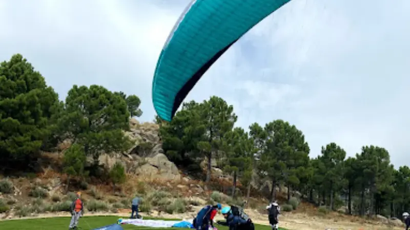 Vuelo en parapente por el Valle del Tiétar y la Sierra de Gredos desde Pedro Bernardo