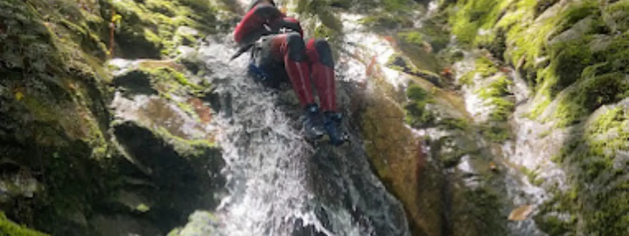 Barranquismo acuático en el barranco Vallegón de nivel II (medio) desde Arriondas, Asturias