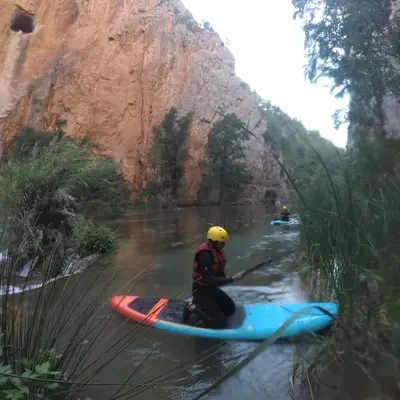 Travesía en Paddlesurf por las aguas del Embalse de Arenoso desde Montanejos, Castellón
