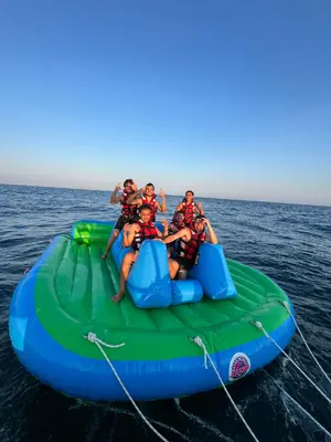 Hinchables acuáticos en Alicante: Crazy Sofa y Flyfish desde el Puerto Deportivo