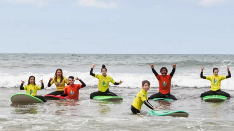 Curso de Surf de 5 clases de 1 hora para niños en Llanes