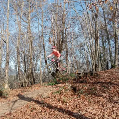 Ruta guiada privada en bicicleta de montaña por la Costa Vasca con recogida en alojamiento