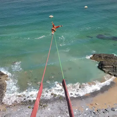 Salto de Puenting desde el Puente de Atxaspi en Vizcaya