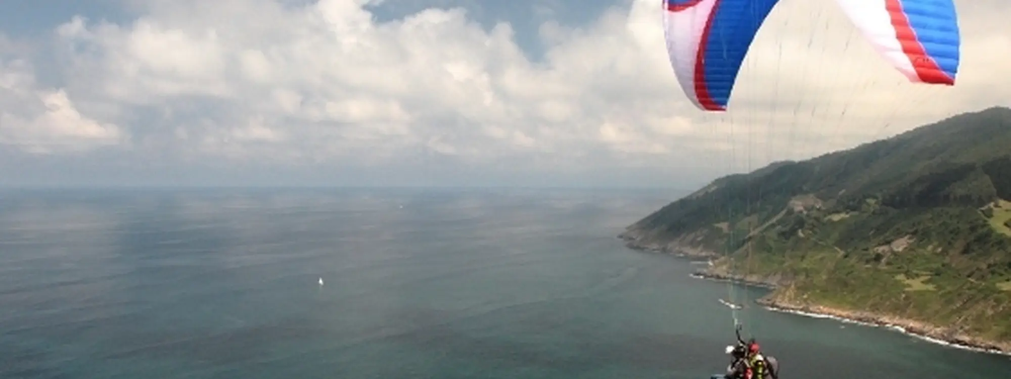 Vuelo avanzado en parapente en Orio con acrobacias y toma de mandos