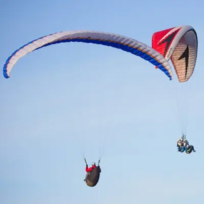 Parapente biplaza en Gijón con vistas a la costa asturiana