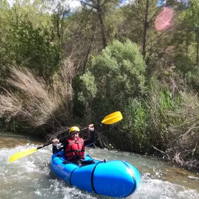 Descenso en kayak por las aguas bravas del río Mijares en Montanejos, Castellón