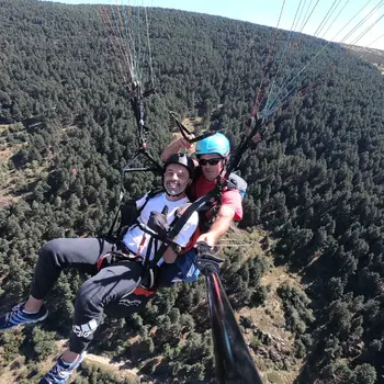 Bautismo de vuelo en parapente en Somosierra sobre el Valle del Lozoya