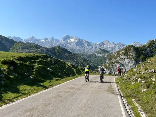 Ruta en bicicleta eléctrica desde Benia de Onís a los Lagos de Covadonga en Asturias
