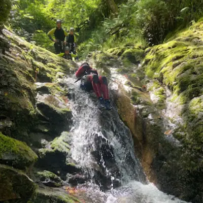Barranquismo acuático en el barranco Vallegón de nivel II (medio) desde Arriondas, Asturias