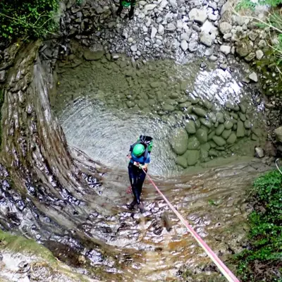 Barranquismo acuático en el barranco de Agiñaga en Agíñiga, Álava