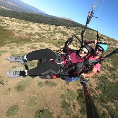 Bautismo de vuelo en parapente en Somosierra sobre el Valle del Lozoya