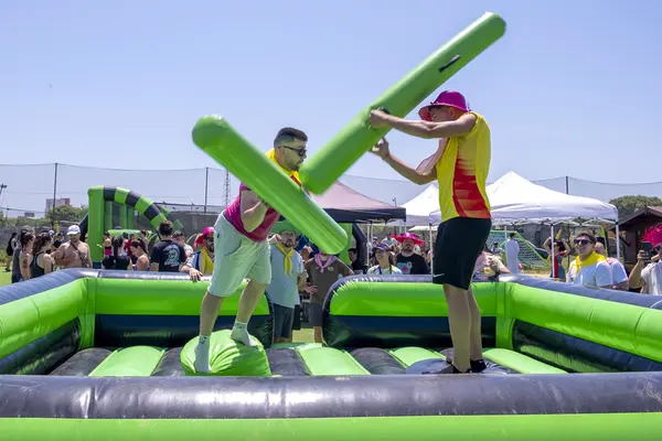 Pack de humor amarillo + fútbol burbuja en La Canonja