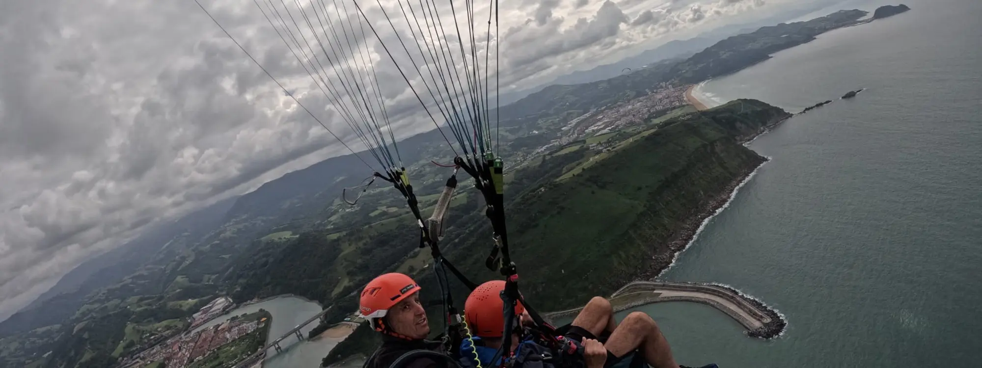 Vuelo avanzado en parapente en Orio con acrobacias y toma de mandos