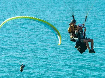Bautismo de vuelo en parapente en Sopelana, playa de Barinatxe