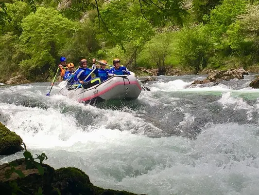 Rafting de aguas bravas en el río Sella desde Arriondas, Asturias