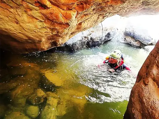 Barranquismo acuático nivel medio en el río Amadorio desde Relleu