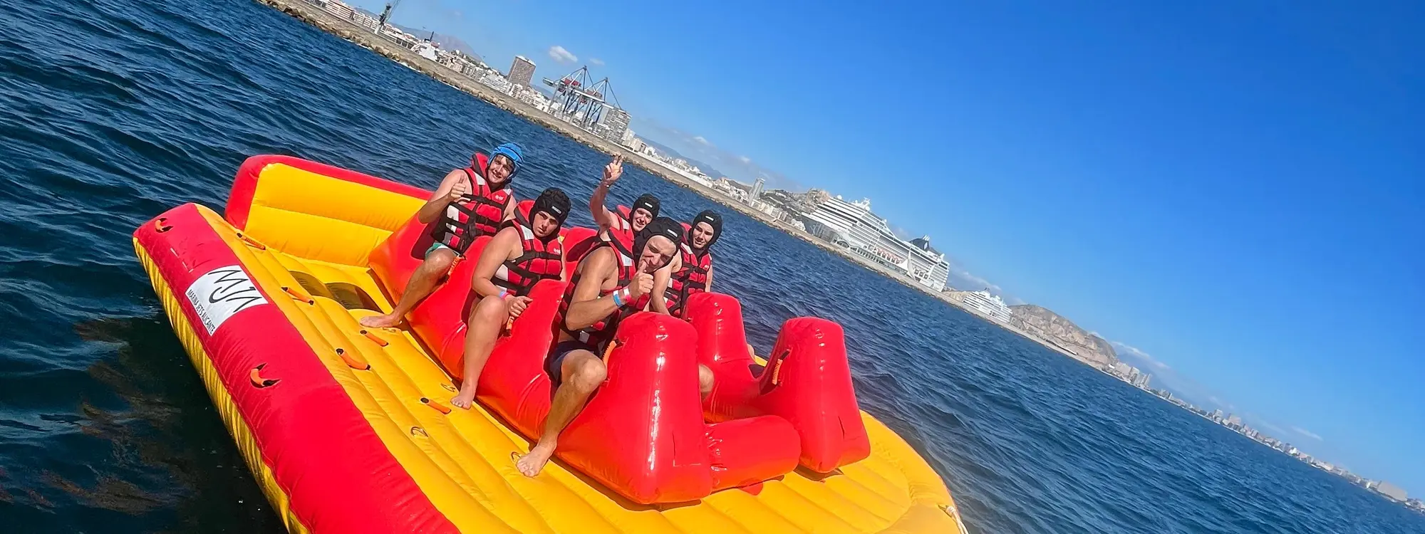Hinchables acuáticos en Alicante: Crazy Sofa y Flyfish desde el Puerto Deportivo