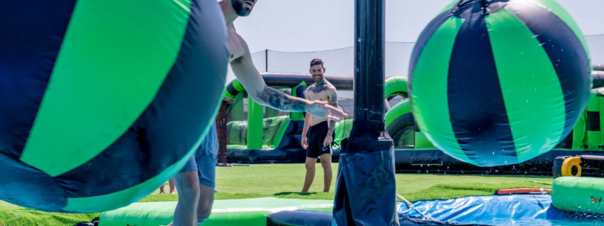 Pack de humor amarillo de verano + fútbol burbuja en La Canonja
