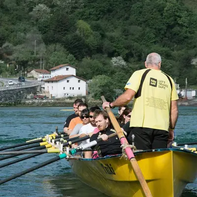 Remo tradicional vasco en trainera por el río Oria desde Orio, Guipúzcoa