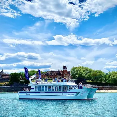 Paseo privado en catamarán desde el Puerto de San Sebastián