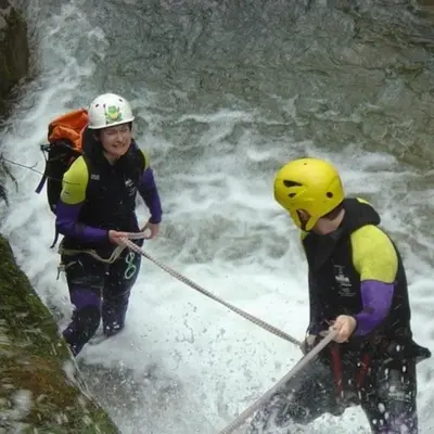 Barranquismo acuático en el barranco Vallegón de nivel II (medio) desde Arriondas, Asturias