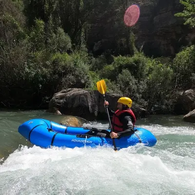 Descenso en kayak por las aguas bravas del río Mijares en Montanejos, Castellón
