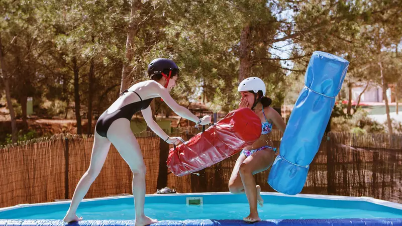 Humor amarillo acuático de verano en Estivella