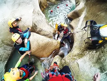 Barranquismo acuático nivel iniciación en el Barranco de Bolulla desde Bolulla