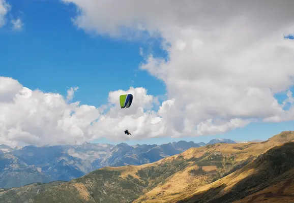 Vuelo biplaza en el Valle de Benasque desde Castejón de Sos