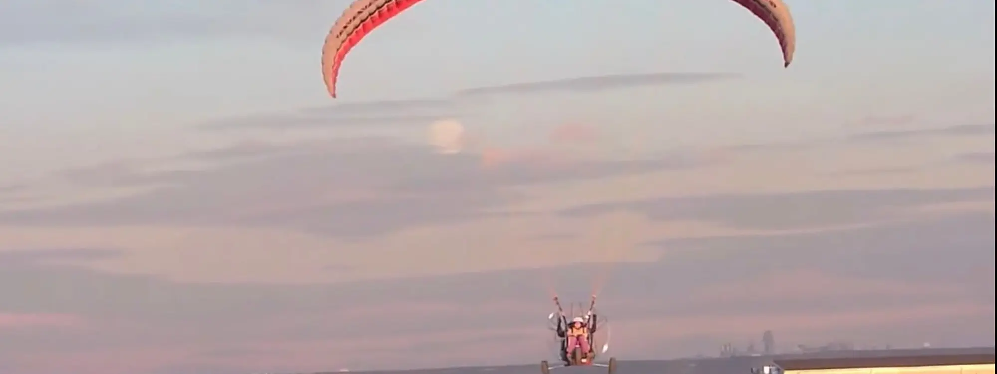 Bautismo de vuelo en paramotor sobre los campos de Valdelaguna