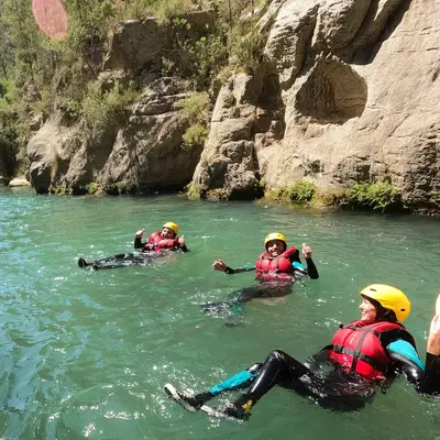 Descenso de aguas bravas por el río Mijares con tu propio cuerpo desde Montanejos, Castellón