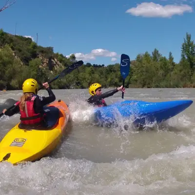 Curso de kayak de iniciación en aguas bravas en Murillo de Gállego, Zaragoza