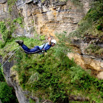 Salto de Puenting desde el Puente de Atxaspi en Vizcaya