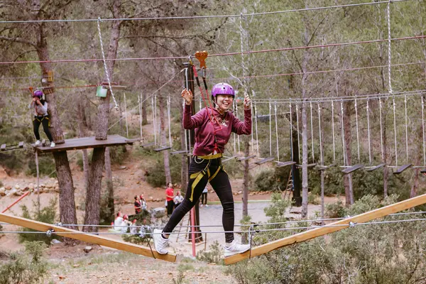 Circuito aéreo con tirolinas para adultos en Estivella