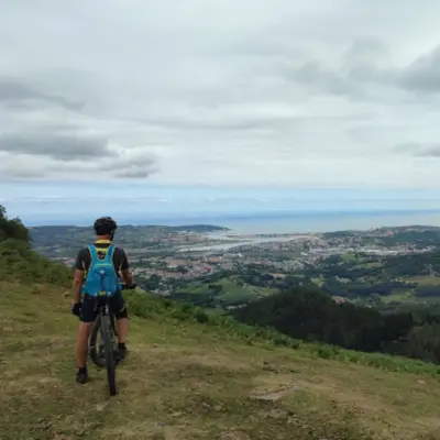 Ruta guiada privada en bicicleta de montaña por la Costa Vasca con recogida en alojamiento