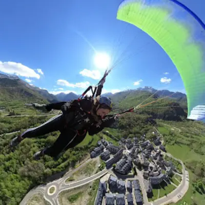 Vuelo en parapente biplaza sobre el Valle de Tena, Pirineo Aragonés