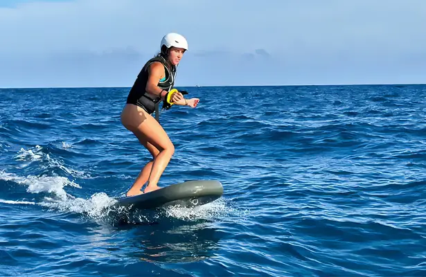 Aventura en e-foil con instrucción en Sitges
