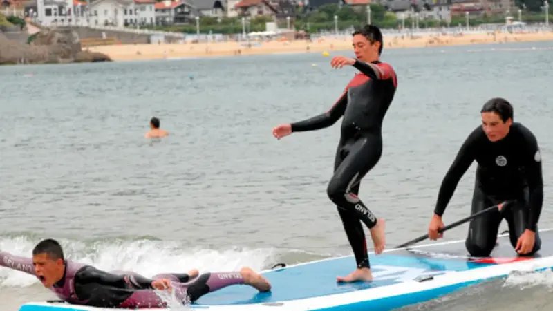 Alquiler de Big SUP (paddlesurf XXL) en la Playa de la Concha en San Sebastián, Guipúzcoa