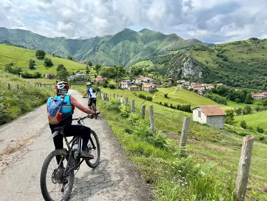 Ruta en bicicleta eléctrica desde Benia de Onís a los Lagos de Covadonga en Asturias
